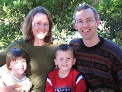 20051105-IMG_0223-Family_portrait_in_front_yard