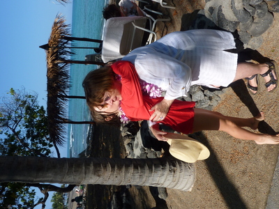 Kona - Allyndreth making leis