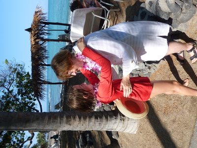 Kona - Allyndreth making leis