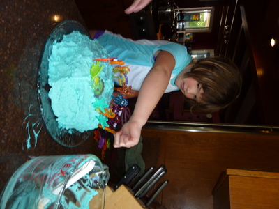 20130714.1558-P1060533-CE_ERS_decorating_birthday_cake