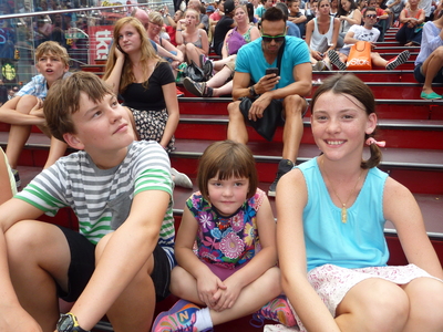20130821.1423-P1060862-NY_Times_Square_red_steps