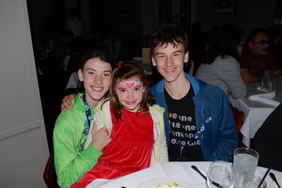 kids at Disneyland dinner
