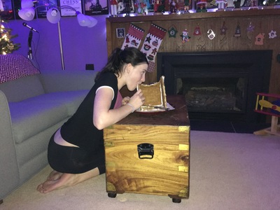20171205.2110-IMG_1847-AMS_eating_gingerbread_house
