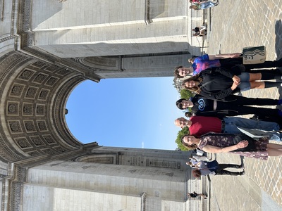 20230703_1413-IMG_2357_2-by_Hayley-Family_at_Arc_de_Triomphe