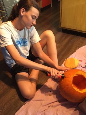 20151030.1656-IMG_8934-CE_AMS_ERS_carving_pumpkins