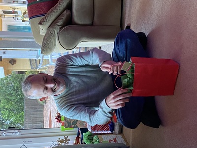 20201225.1603-IMG_2442-Christmas_gift_unwrapping