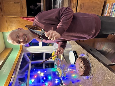 20251221_1903-IMG_5012-by_CE-MPS_CE_with_birthday_cake
